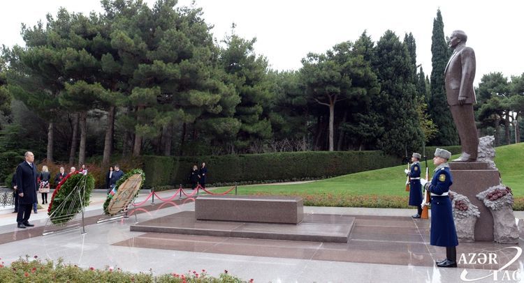 Russian foreign minister pays respect to national leader Heydar Aliyev and Azerbaijani martyrs