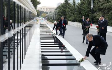 Russian foreign minister pays respect to national leader Heydar Aliyev and Azerbaijani martyrs