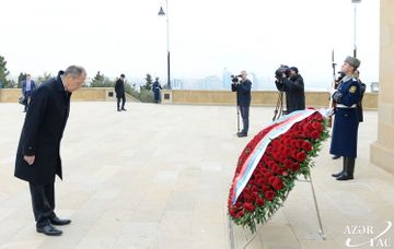 Russian foreign minister pays respect to national leader Heydar Aliyev and Azerbaijani martyrs