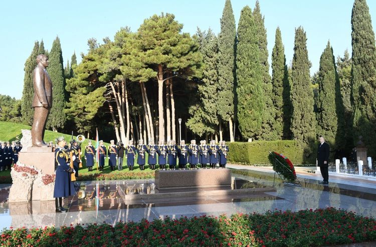 President Ilham Aliyev visited grave of national leader Heydar Aliyev - UPDATED -1 