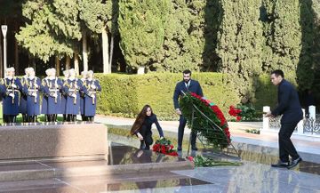 President Ilham Aliyev visited grave of national leader Heydar Aliyev - UPDATED -1 