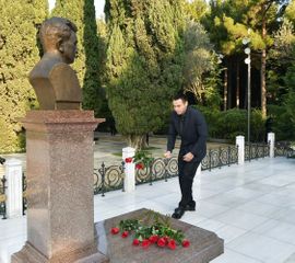 President Ilham Aliyev visited grave of national leader Heydar Aliyev - UPDATED -1 