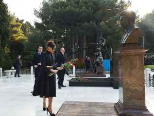 President Ilham Aliyev visited grave of national leader Heydar Aliyev - UPDATED -1 