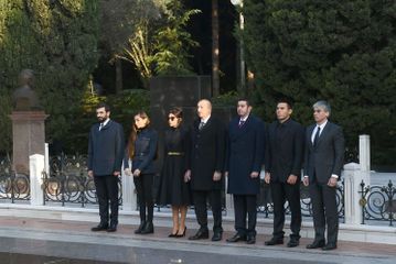 President Ilham Aliyev visited grave of national leader Heydar Aliyev - UPDATED -1 