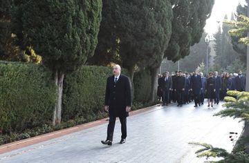 President Ilham Aliyev visited grave of national leader Heydar Aliyev - UPDATED -1 