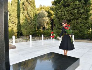 President Ilham Aliyev visited grave of national leader Heydar Aliyev - UPDATED -1 