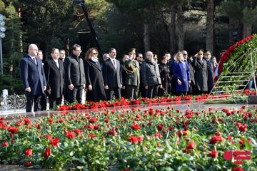 Azerbaijan respectfully commemorates National Leader Heydar Aliyev  - PHOTOSESSION