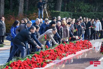 Azerbaijan respectfully commemorates National Leader Heydar Aliyev  - PHOTOSESSION