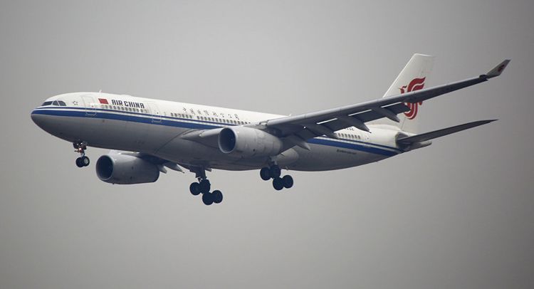 Over 40 flights cancelled at Beijing Int'l Airport over continued snowfall