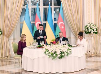 President Ilham Aliyev hosted official reception in honor of Ukrainian President Volodymyr Zelensky