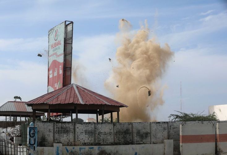 Somali militants claim responsibility for attack outside Somali hotel