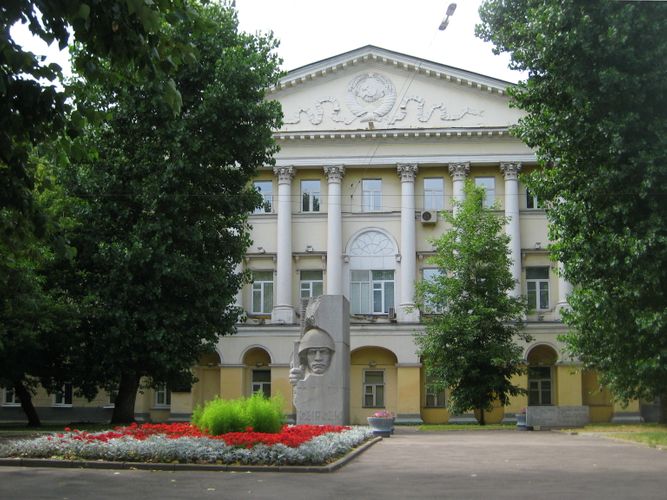 Over 600 people evacuated from Moscow State Linguistic University due to bomb threat
