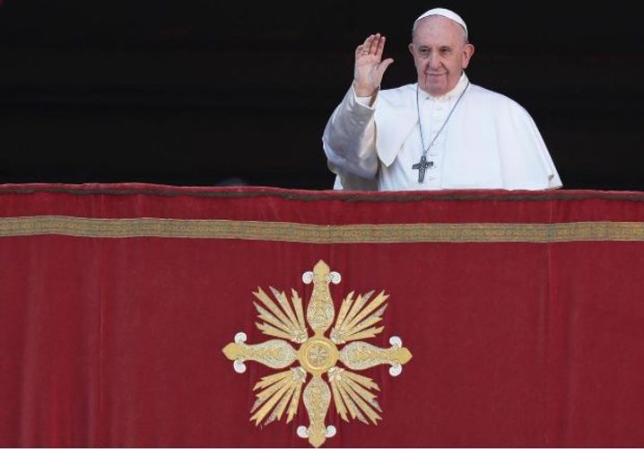 Pope defends migrants, calls for peace in Christmas message