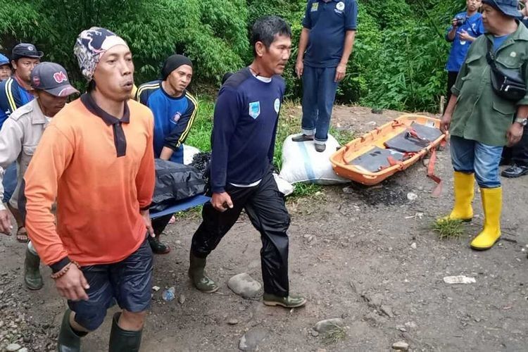 Death toll rises to 35 after bus crash in Indonesia