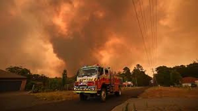 Residents, holidaymakers urged to leave Australian region as fire conditions worsen