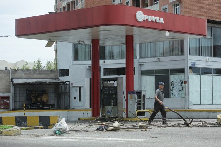 Facing U.S. sanctions, Venezuela offers suppliers payment in Chinese yuan 