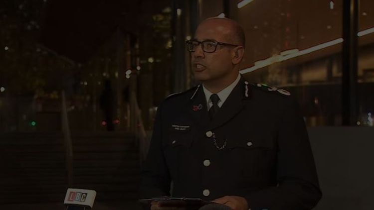 Police shoot knife man dead on London Bridge, mayor hails bystanders' bravery