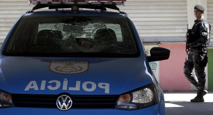 Man with knife holds 5 people hostage in centre of Rio