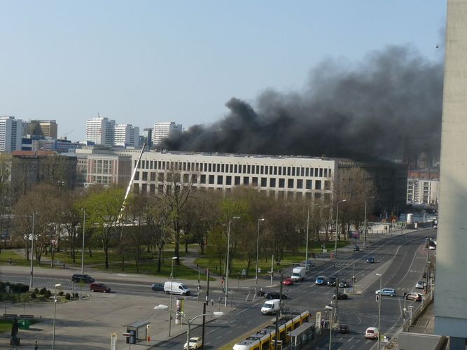 Blaze engulfs new building of city palace in Berlin, one injured 