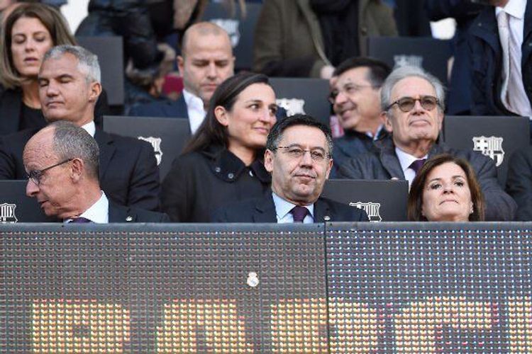Six Barcelona board members quit