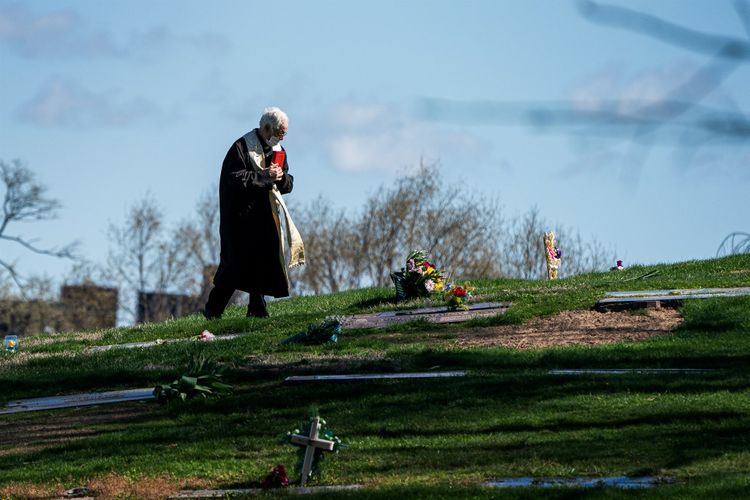New York death toll tops 9,000 as 758 more deaths are reported on Easter Sunday