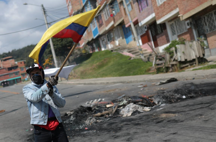 Poor residents of Colombia's capital protest lack of aid during quarantine