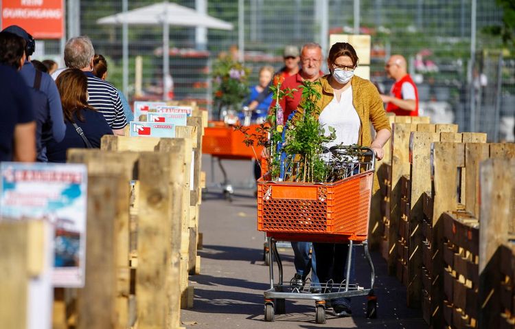 Swiss extend ban on events exceeding 1,000 people through August