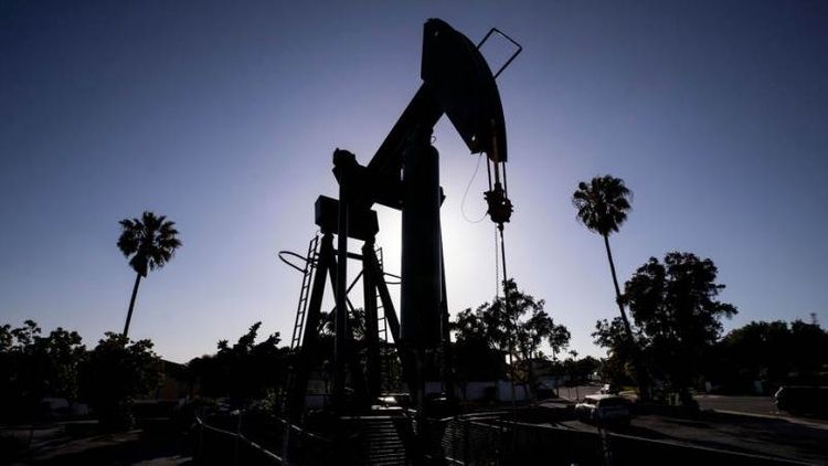 US oil pushes over 11%, continuing yesterday's rally