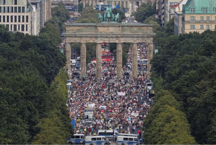 Thousands march in Berlin against coronavirus curbs - PHOTO