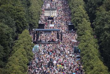 Thousands march in Berlin against coronavirus curbs - PHOTO