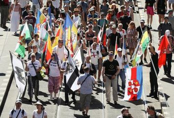 Thousands march in Berlin against coronavirus curbs - PHOTO