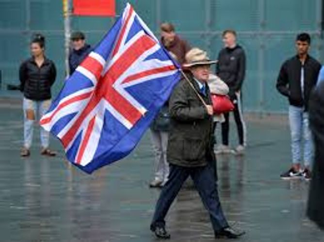 UK economy shrinks by record 20.4% in Q2