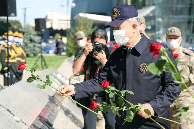 Heads of the Defense Ministries of Azerbaijan and Turkey visit the Alley of Honor and the Alley of Martyrs
