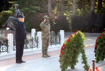 Heads of the Defense Ministries of Azerbaijan and Turkey visit the Alley of Honor and the Alley of Martyrs
