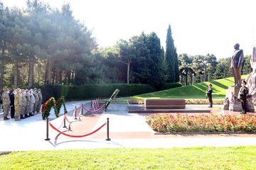Heads of the Defense Ministries of Azerbaijan and Turkey visit the Alley of Honor and the Alley of Martyrs
