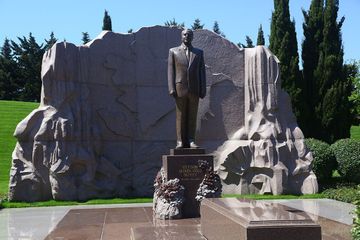 Heads of the Defense Ministries of Azerbaijan and Turkey visit the Alley of Honor and the Alley of Martyrs
