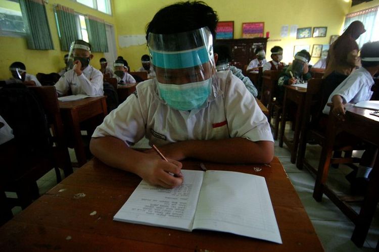 Indonesia reports 1,902 new coronavirus infections, 69 deaths