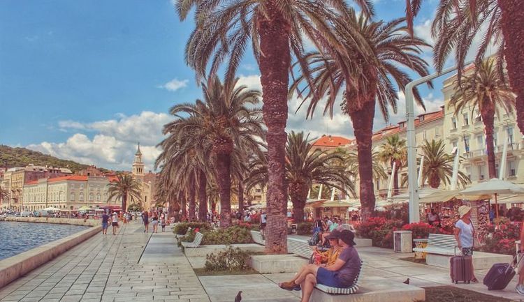 Slovenia's government warns against travel to Croatia