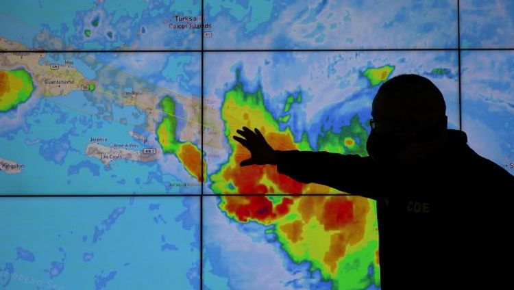 Louisiana, Cuba residents evacuate as twin storms take aim at U.S. coast