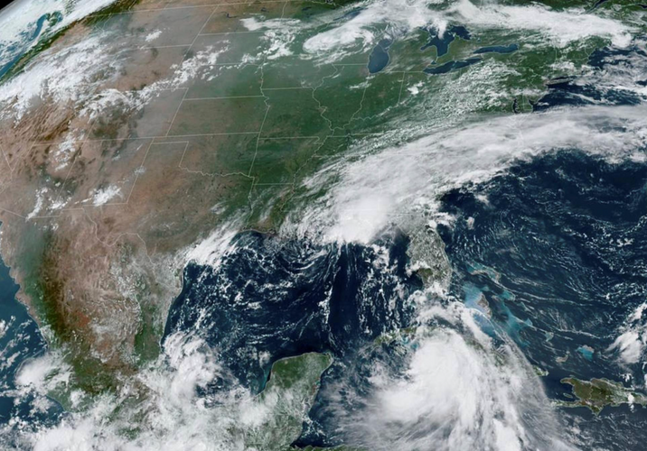 Twin U.S. Gulf Coast storms move energy giants to deep production cuts