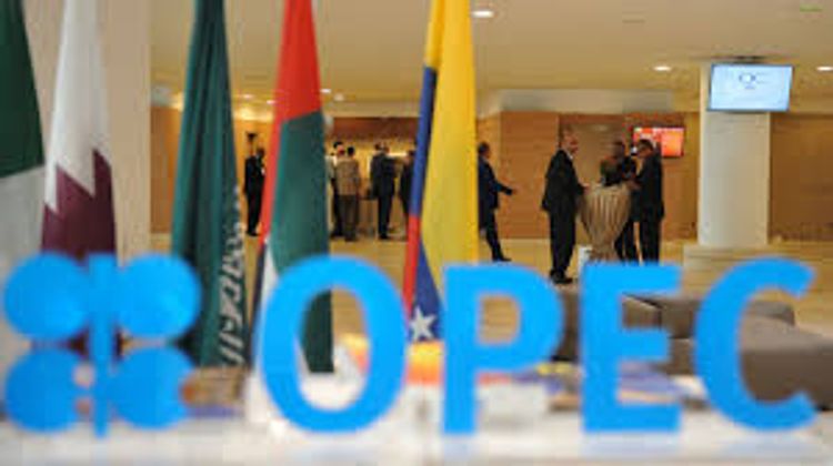 Saudi Arabia, Russia Reach Compromise on Further Output Cuts