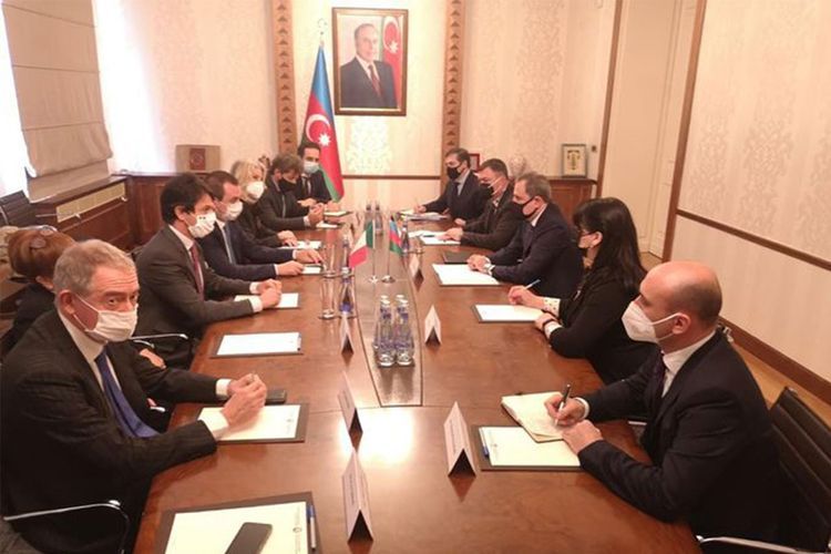 Azerbaijani FM meets with Vice-President of the Italian Chamber of Deputies