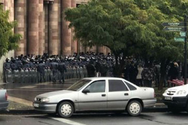 Protestors gathered in front of Armenian government building demanding resignation of Pashinyan