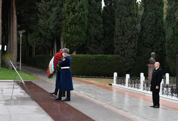 President Ilham Aliyev and first lady Mehriban Aliyeva visited grave of national leader Heydar Aliyev - UPDATED