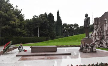 President Ilham Aliyev and first lady Mehriban Aliyeva visited grave of national leader Heydar Aliyev - UPDATED