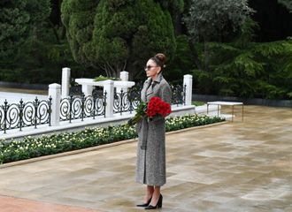 President Ilham Aliyev and first lady Mehriban Aliyeva visited grave of national leader Heydar Aliyev - UPDATED