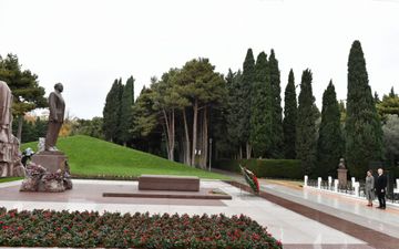 President Ilham Aliyev and first lady Mehriban Aliyeva visited grave of national leader Heydar Aliyev - UPDATED