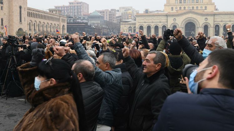 Protesters, demanding Pashinyan's resignation, gather in center of Yerevan