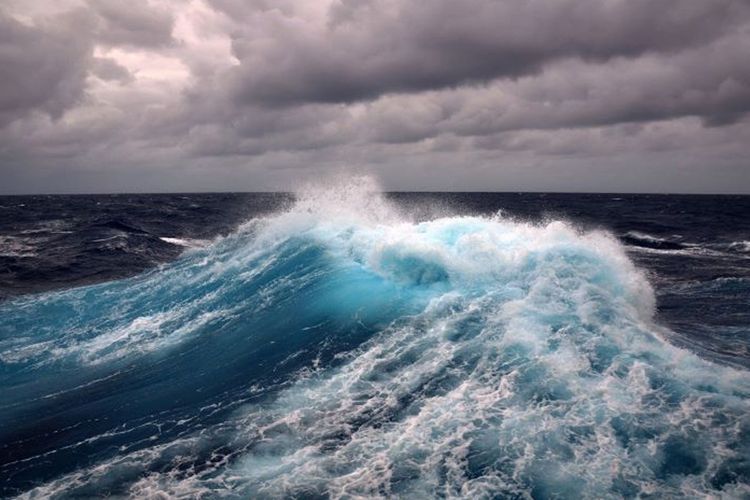 Wave height in Caspian Sea reaches to 2.4 meters 