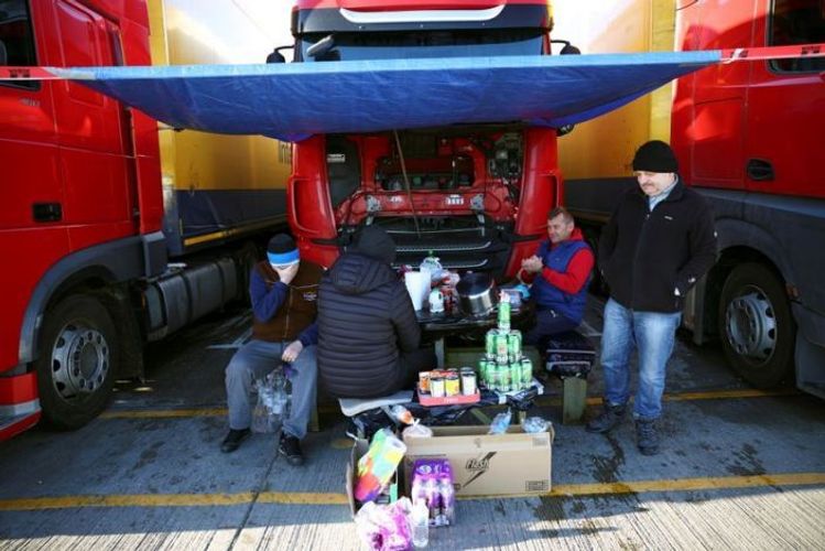 Britain sends more troops to Dover to clear lorry queues